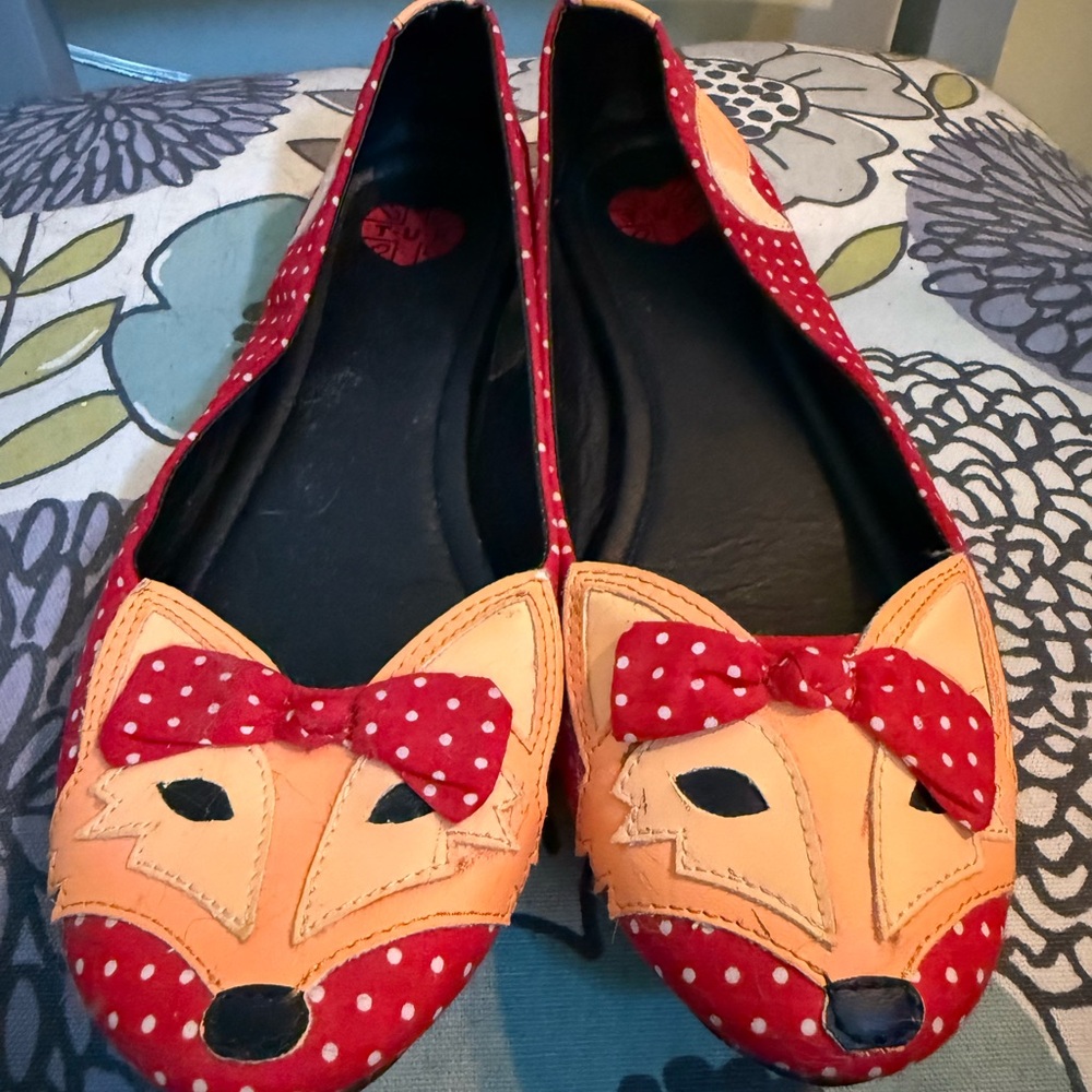 Fox-Themed Kids Shoes with Red and Orange Accents